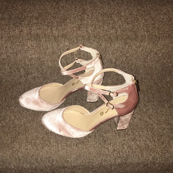 💖NWT Unisa Pearci Blush Velvet Pump - Picture 8 of 16